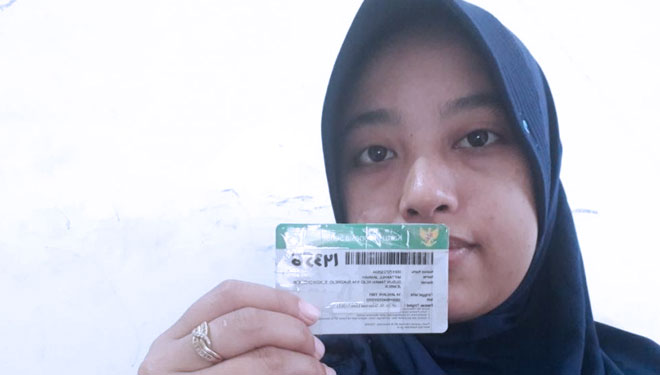 Miftahul Jannah menunjukkan kartu BPJS Kesehatan miliknya. (foto: Anggun)