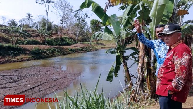 Bupati Malang, Drs HM Sanusi MM saat meninjau sumber Buntung (Foto: Binar Gumilang /TIMES Indonesia)