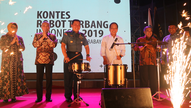 Menristekdikti Prof Mohamad Nasir beserta Rektor Unesa dan Laksamana TNI Edwin membuka KRTI 2019 di Unesa, Selasa (1/10/2019).(Foto : Lely Yuana/TIMES Indonesia)