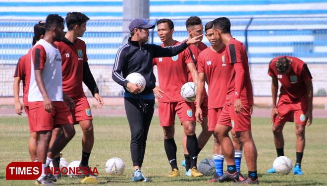 Nil Maizar (hitam) memberikan arahan kepada pemain dalam sesi latihan di Stadion Surajaya Lamongan, Selasa (1/10/2019). (FOTO: MFA Rohmatillah/ TIMES Indonesia)