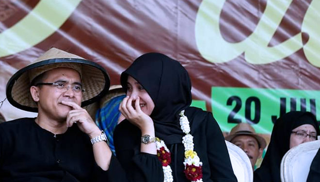 Bupati-ANas-dan-Istri.jpg