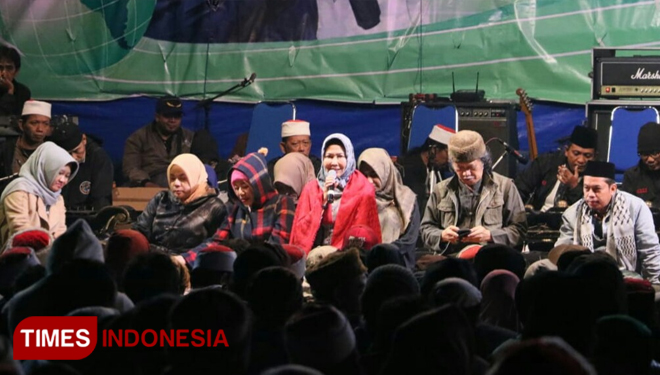 Cak Nun membahas habis pelestarian lingkungan di Desa Sumberbrantas, Kecamatan Bumiaji. (foto: Muhammad Dhani Rahman/TIMES Indonesia)