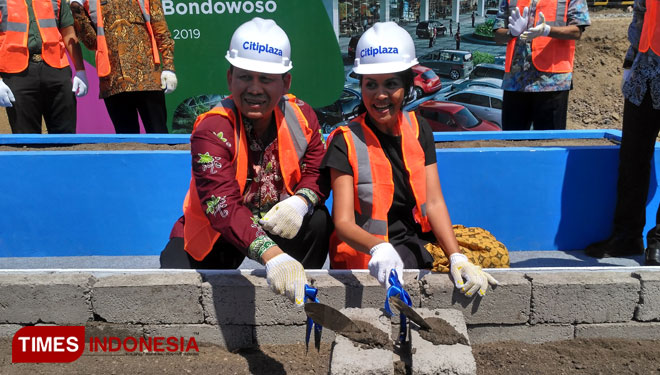 Peletakan Batu pertama oleh Asisten III Pemkab Bondowoso Wawan Setiawan dan Teges Prita Soraya, Head of Operating Properties NWP Retail (FOTO: Moh Bahri/TIMES Indonesia).