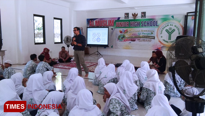 Sosialisasi keamanan dan uji coba pangan oleh FKM UNAIR di SMP dan SMA Al Muslim, Sidoarjo. (FOTO: Dok. Pribadi/AJP TIMES Indonesia)