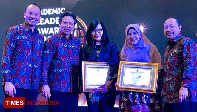 Prof. Cita (tengah) usai mendapatkan pengghargaan sebagai runner up academic leader 2019.