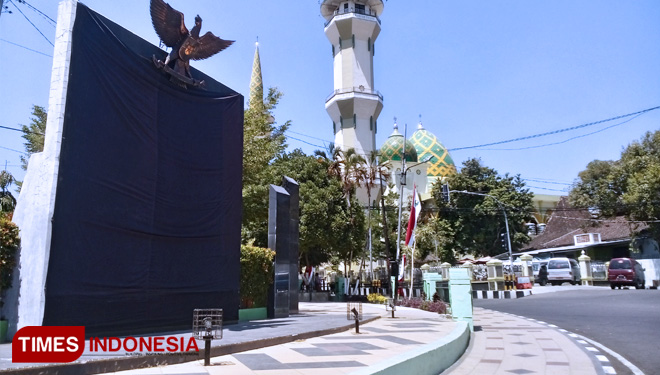 Tugu Pancasila di utara alun-alun Magetan tampak tertutup kain hitam. (FOTO: M Kilat Adinugroho/TIMES Indonesia)