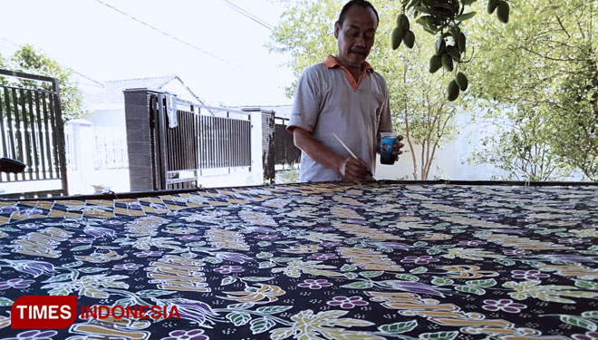 Djoko menunjukkan salah satu batik karyanya. (Foto: Ito Wahyu U/TIMES Indonesia)