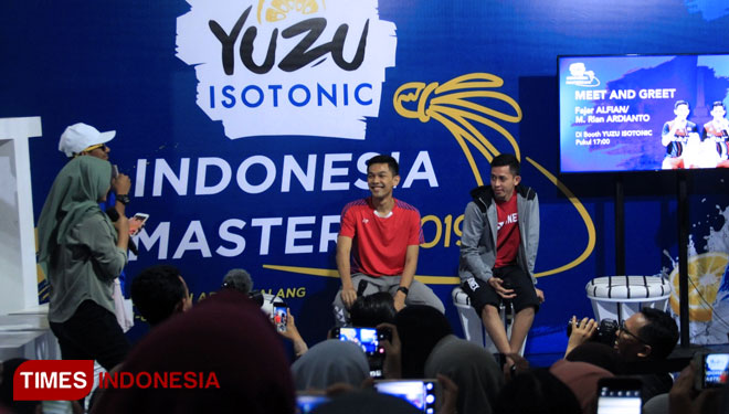 Antusiasme fans dari pasangan ganda putra Fajar Alfian dan M Rian Ardianto dalam meet and greet Yuzu Indonesia Masters 2019 di Gor Ken Arok Kota Malang. Jumat, 4/10/2019. (FOTO: Tria Adha/TIMES Indonesia)