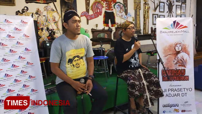 Aji Prasetyo (kanan) saat peluncuran buku komik Harimau Dari Madiun di Eathouse Gallery Budaya & Cafe Caruban. (Foto: Yupi Apridayani/TIMESIndonesia)