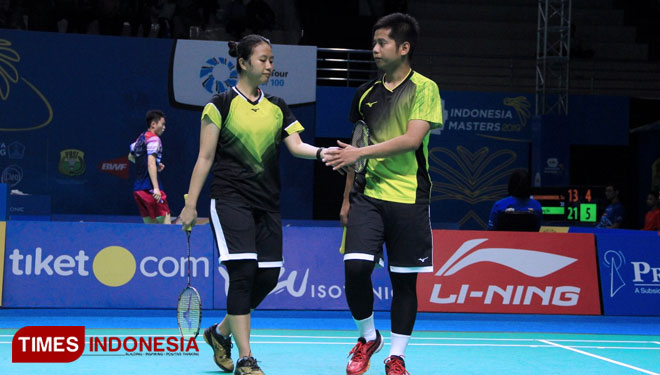 Pasangan Ganda Campuran Mohamad Arif Ab Latif (Malaysia) beserta istrinya Rusydina Antardayu Riodingin (Indonesia) dalam Yuzu Indonesia Masters 2019. (Foto: Tria Adha/TIMES Indonesia)
