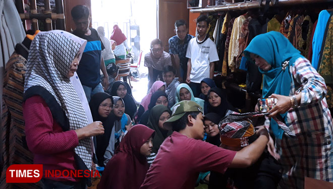 Siswa-siswi MAN 1 Banyuwangi sedang Prakarya membatik di rumah produksi Karang Segoro Kelurahan Bakungan, Kecamatan Glagah, Banyuwangi (Foto : Roghib Mabrur/Times Indonesia)