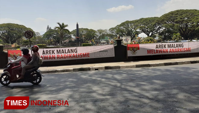 Spanduk galang petisi di sepanjang bundaran Monumen Tugu Kota Malang. (Foto: Adhitya Hendra/TIMES Indonesia)