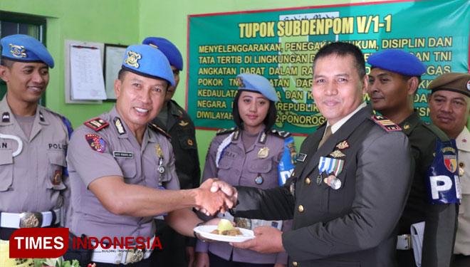 Kasipropam Polres Ponorogo beri kejutan kepada anggota Sub Denpom Ponorogo. (Foto: Marhaban/TIMES Indonesia)