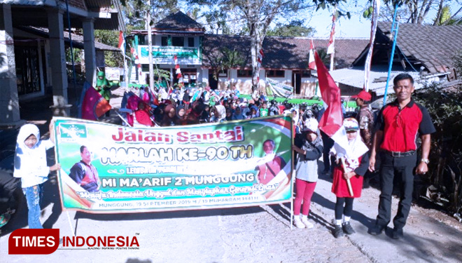 Jalan santai bersama keluarga besar MI Maarif Munggung 2 dan RA Muslimat dalam rangka hari santri dan peringatan Harlah LP Maarif NU ke 90 di desa Munggung Kabpuaten Ponorogo. (FOTO: AJP/TIMES Indonesia)