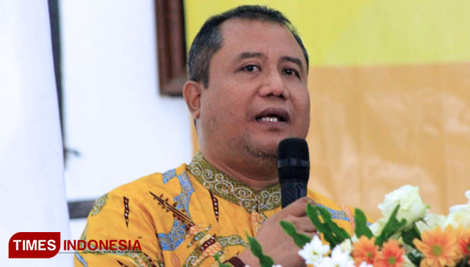 Siadi SH Cabup Malang dari Partai Golkar dan saat menerima hasil Deklarasi Astana Giribangun dari Pimpinan Kecamatan Golkar Kabupaten Malang. (FOTO : widodo irianto/TIMES Indonesia)