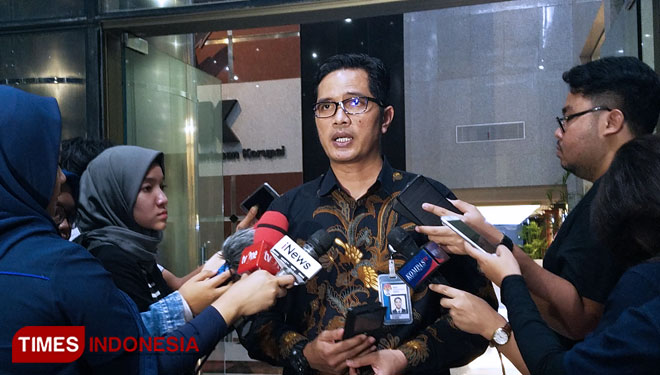Kabiro Humas KPK Febri Diansyah saat memberikan keterangan pers kepada Wartawan di gedung KPK (Edi  Junaidi ds/TIMES Indonesia)