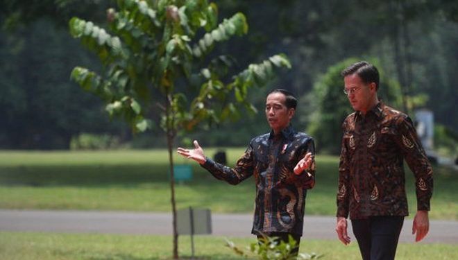 Presiden Jokowi saat berbincang-bincang dengan PM Belanda Mark Rutte di Istana Bogor. (FOTO: Antara).