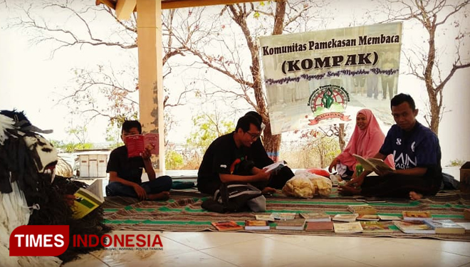 Gugah Minat Baca, Pemuda Di Pamekasan Gelar Lapak Buku Di Pantai ...