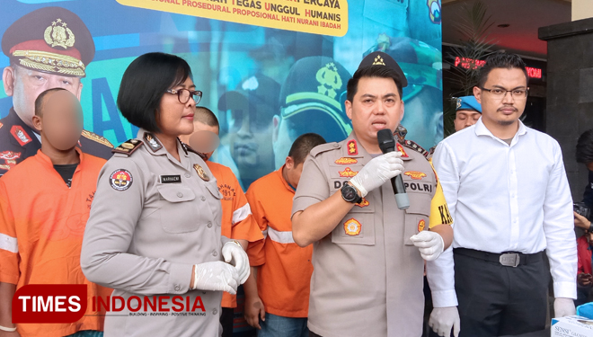 Kapolres Malang Kota AKBP Dony Alexander saat konferensi pers kasus narkoba. (Foto: Naufal Ardiansyah/TIMES Indonesia)