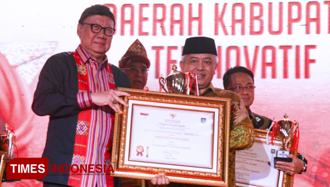 Bupati Malang, Drs HM Sanusi MM saat menerima penghargaan dari Mendagri. (Foto: Humas Pemkab Malang for TIMES Indonesia)