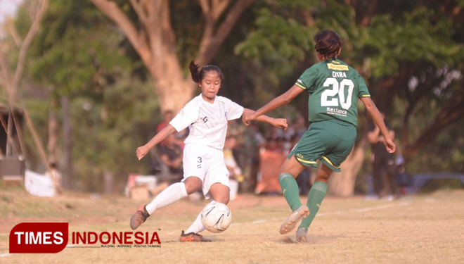 Pemain Arema FC Putri Syafira Azzahra menguasai bola saat berhadapan dengan Persebaya Putri di Lapangan Arhanud pada (7/10/2019)