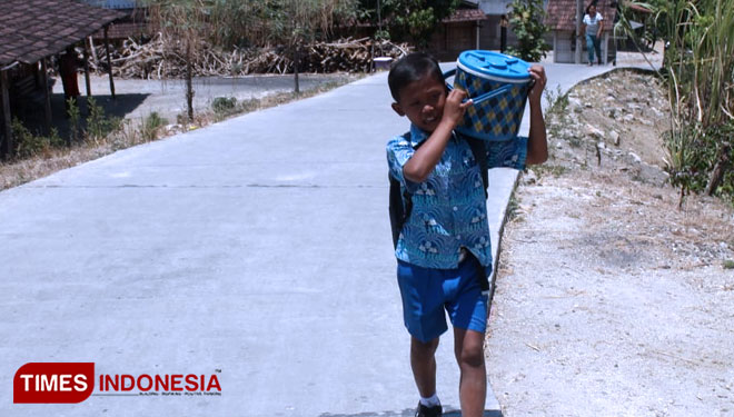 Teguh Nikolas Saputra, sekolah sambil berjualan es kucir. (Foto: Mukhtarul Hafidh/TIMES Indonesia)