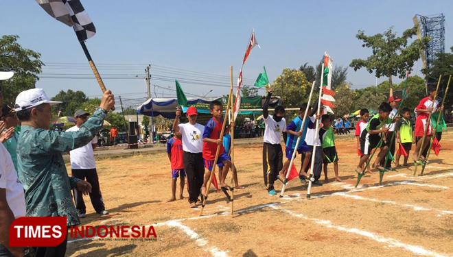 Sekda Kabupaten Tuban, Budi Wiyana saat membuka secara langsung lomba Olahraga Tradisonal (Ortrad) di GOR Ranggajaya Anoraga Tuban, Selasa, (08/10/209) (Foto: Achmad Choirudin/TIMES Indonesia)