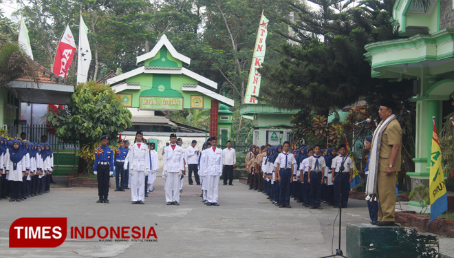 Bupati Blitar Rijanto menjadi pembina upacara harlah ke 50 Mts Negeri 1 Blitar, Kecamatan Wonodadi, Kabupaten Blitar, Selasa (8/10/2019). (Foto: Sholeh/TIMES Indonesia)