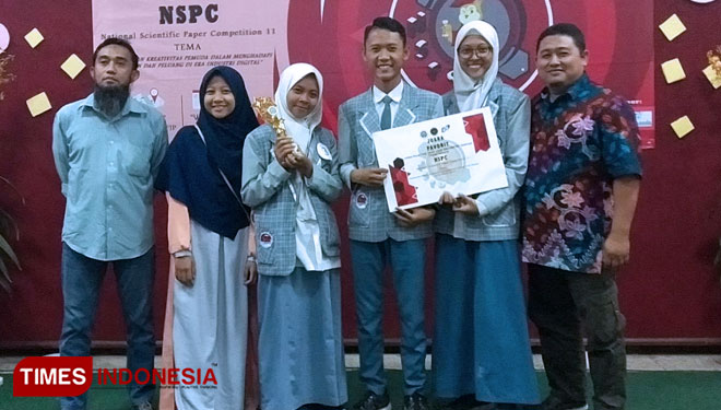 Faradhita Diniyatuz Zahroh, M. Ariiq Setiawan dan Almas Naifatuzzuhroh saat menerima hadiah di Universitas Negeri Malang, (FOTO: Istimewa)