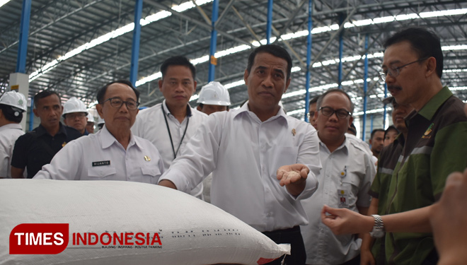 Menteri Pertanian RI didampingi Bupati Blitar dan Forkopimda meninjau Produksi Gula PT RMI Blitar di Kecamatan Binangun Kabupaten Blitar, Rabu (9/10/2019). (Foto: Sholeh/TIMES Indonesia)