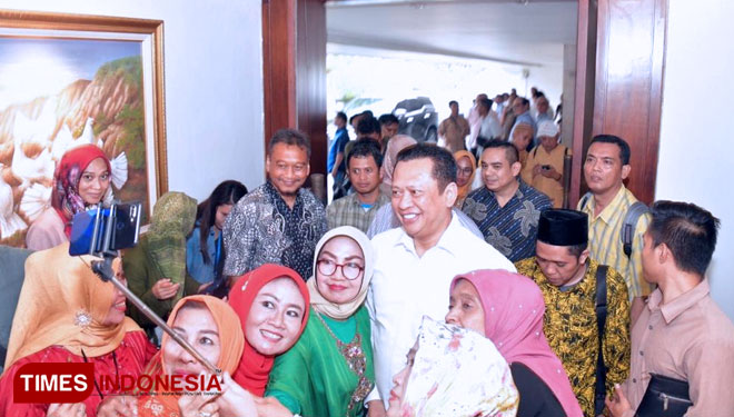 Bamsoet saat menjadi tuan rumah 'Doa dan Dzikir Bersama untuk Negeri Aman dan Damai', di Rumah Dinas Ketua MPR RI, Jakarta, Rabu (9/10/19) (Mukhlisin for TIMES Indonesia)