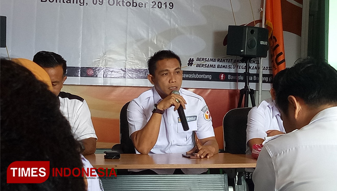Ketua Bawaslu Bontang, Nasrullah saat menyampaikan sambutan pada kegiatan sosialisasi pengawasan Praktik Money politik. (Foto : Kusnadi/TIMES Indonesia)