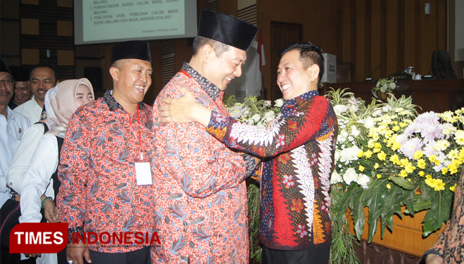 Ketua DPRD kabupaten Malang, Didik Gatot Subroto memberikan selamat kepada Soedarman sebagai Wabup Malang terpilih. (Foto : Binar Gumilang / TIMES Indonesia)