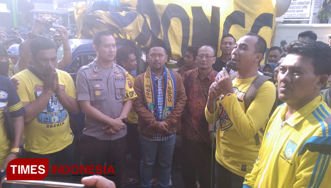 Ketua DPRD Gresik Fandi Akhmad Yani saat menemui Ultras Gresik. (Foto: Akmal/TIMES Indonesia)