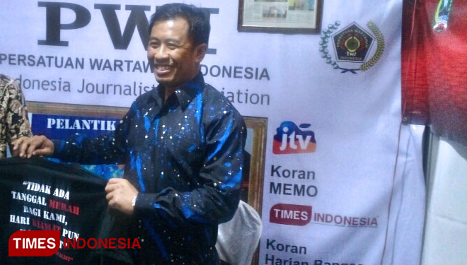Kapolres Magetan, AKBP Muhammad Riffai saat mengunjungi stan PWI dalam acara Pasar Rakyat Magetan 2019 di GOR Ki Mageti. (Foto: M Kilat Adinugroho/TIMES Indonesia)