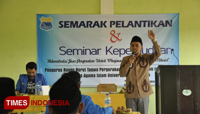 Mantan Ketua PC PMII Surabaya, Ahmad Zairuddin saat menyampaikan materi di acara seminar yang diselenggarakan Rayon PMII Nurut Taqwa (FOTO: Moh Bahri/TIMES Indonesia)