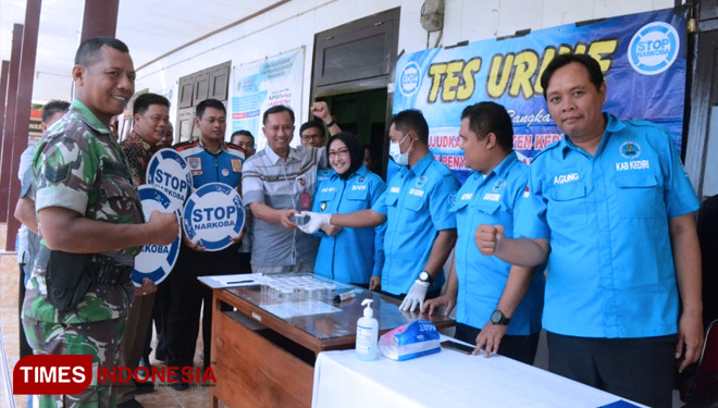 Tes urin seluruh perangkat Desa Gampeng beserta Toga, Tomas, Karangtaruna, Bhabinkamtibmas, Babinsa dengan didampingi Camat Gampengrejo. (FOTO: AJP/TIMES Indonesia)