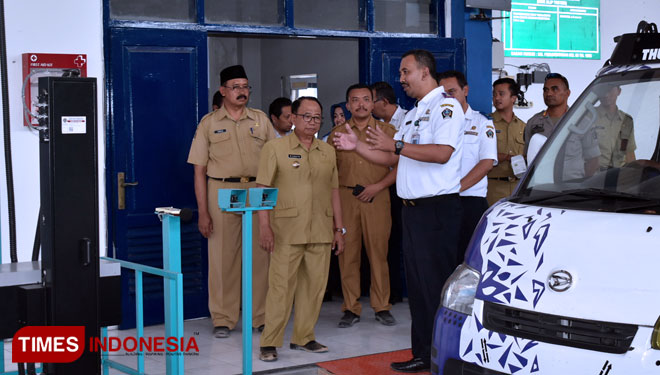 Bupati Blitar Drs H Rijanto MM saat meninjau pelayanan uji kendaraan di Dinas Perhubungan Kabupaten Blitar beberapa waktu lalu. (Foto: Sholeh/ TIMES Indonesia)