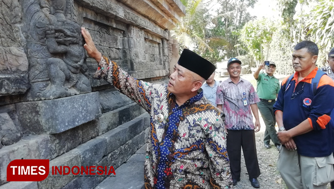 Bupati Malang, Drs HM Sanusi MM saat melihat relief Garudeya di Candi Kidal (foto: Binar Gumilang/TIMES Indonesia)