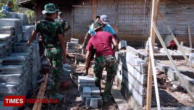 Kejar Target RTLH TMMD 106,TNI Serius Pasang Batako. (FOTO: AJP/TIMES Indonesia)