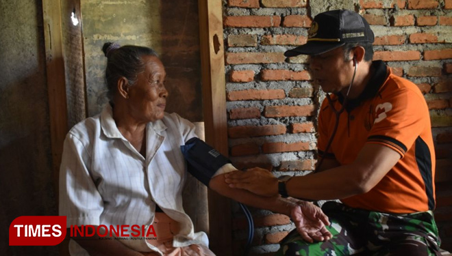 Tim Satgas TMMD Berikan Layanan Kesehatan. (FOTO: AJP/TIMES Indonesia)