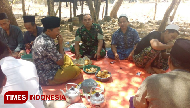 Sukseskan Pembangunan RTLH TMMD Ke – 106   Satgas  Melaksanakan Komsos  Bersama Warga. (FOTO: AJP/TIMES Indonesia)