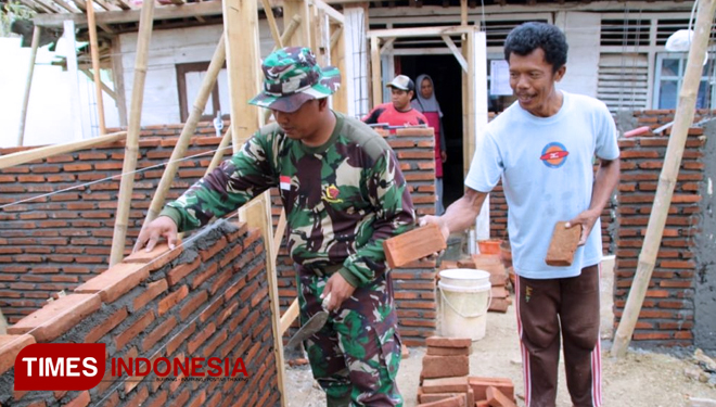 Kopda Sapto yang Begitu Mahirnya Memasang Batu Bata dalam Pengerjaan RTLH. (FOTO: AJP TIMES Indonesia)