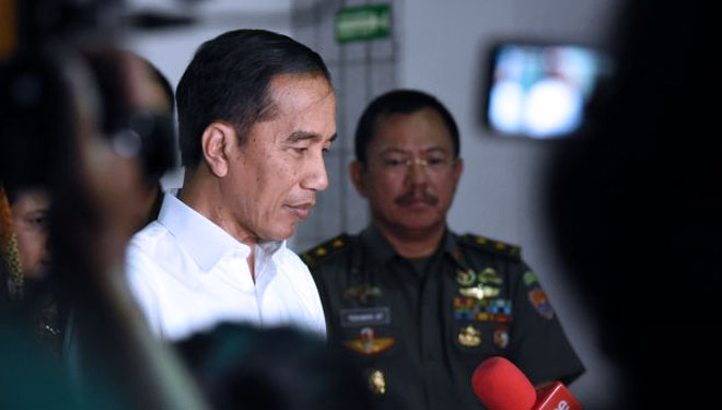 Presiden Joko Widodo memberi keterangan pers di Rumah Sakit Pusat Angkatan Darat (RSPAD) Gatot Soebrot (FOTO: ANTARA FOTO/M Risyal Hidayat)