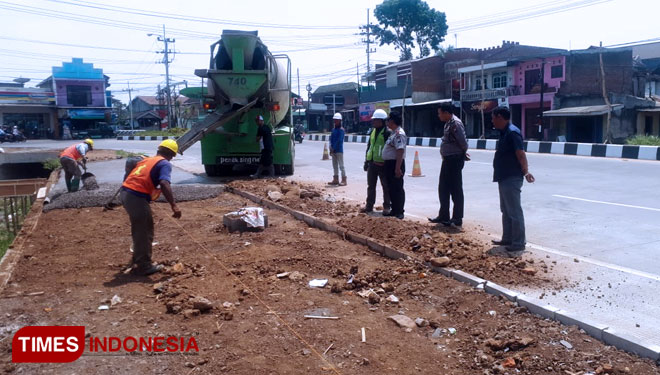 Pembangunan Pos Polisi di Exit Tol 4 (Pakis) sudah mulai dikerjakan untuk mengantisipasi kepadatan lalu lintas di sana bila pintu keluar tol itu mulai dioperasikan. (FOTO: widodo irianto/TIMES Indonesia)