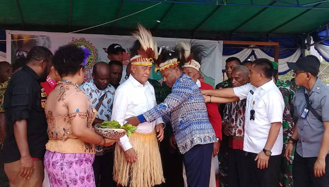 Menteri Pertahanan RI, Ryamizard Ryacudu ketika dinobatkan sebagai Anak Adat Suku Tabi dalam kunjungan kerjanya ke Wamena. (FOTO: Istimewa)
