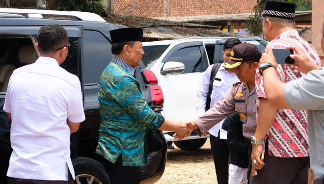 Menkopolhukam RI, Wiranto sesaat sebelum diserang di Pandeglang, Banten pada Kamis (10/10/2019). (Foto: dok Polres Pandeglang)