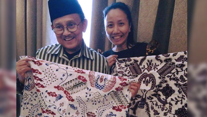 Desainer asal Yogyakarta, Idha Yacinta ketika bersama BJ Habibie. (FOTO: Dok. Pribadi/TIMES Indonesia)