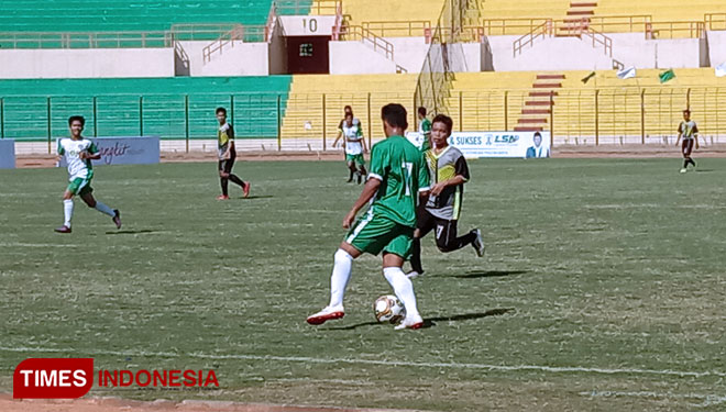 Tim sepak bola kompetisi LSN 2019 Regional Yogyakarta ketika bermain di Stadion Sultan Agung, Bantul. (FOTO: A Riyadi/TIMES Indonesia)