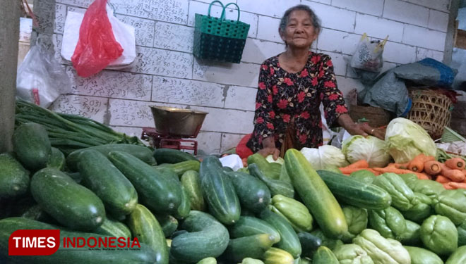 Pedagang sayur di pasar sayur Magetan saat menjajakan dagangannya. (Foto : Aditya Candra/TIMES Indonesia)